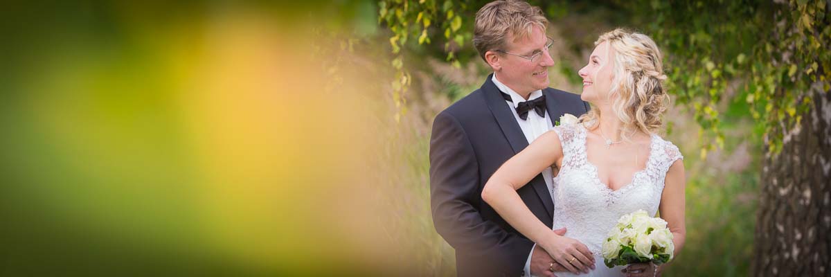 Hochzeitspaar in einem natürlichen Moment