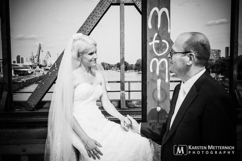 After Wedding Shooting mit Skyline von Frankfurt