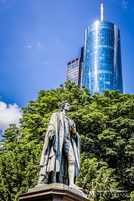 Schiller Statue mit HeLaBa im Hintergrund
